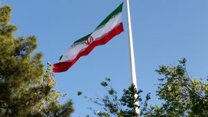 Drapeau iranien flottant dans le vent Drapeau iranien